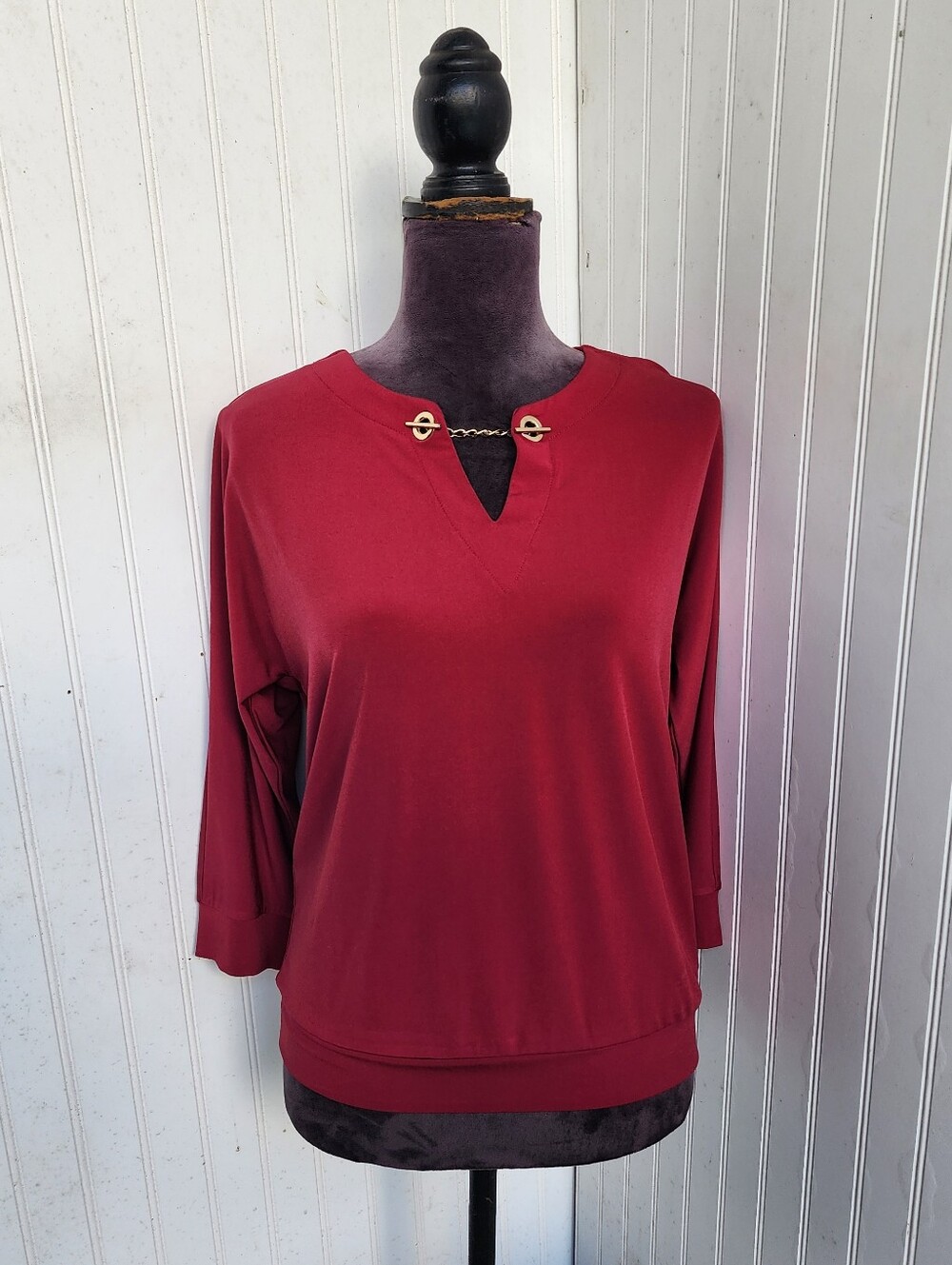 Tahari Women’s Top Cherry Red Long Sleeve Knit Shirt Gold Bar Chain At Neck Sz S
